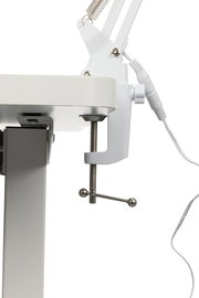 Seitliche Ansicht einer weißen Schreibtischleuchte mit Klemmbefestigung an einer Tischkante.