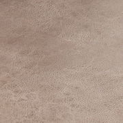 Nahaufnahme der Textur eines Schwingstuhlsitzes in beige.