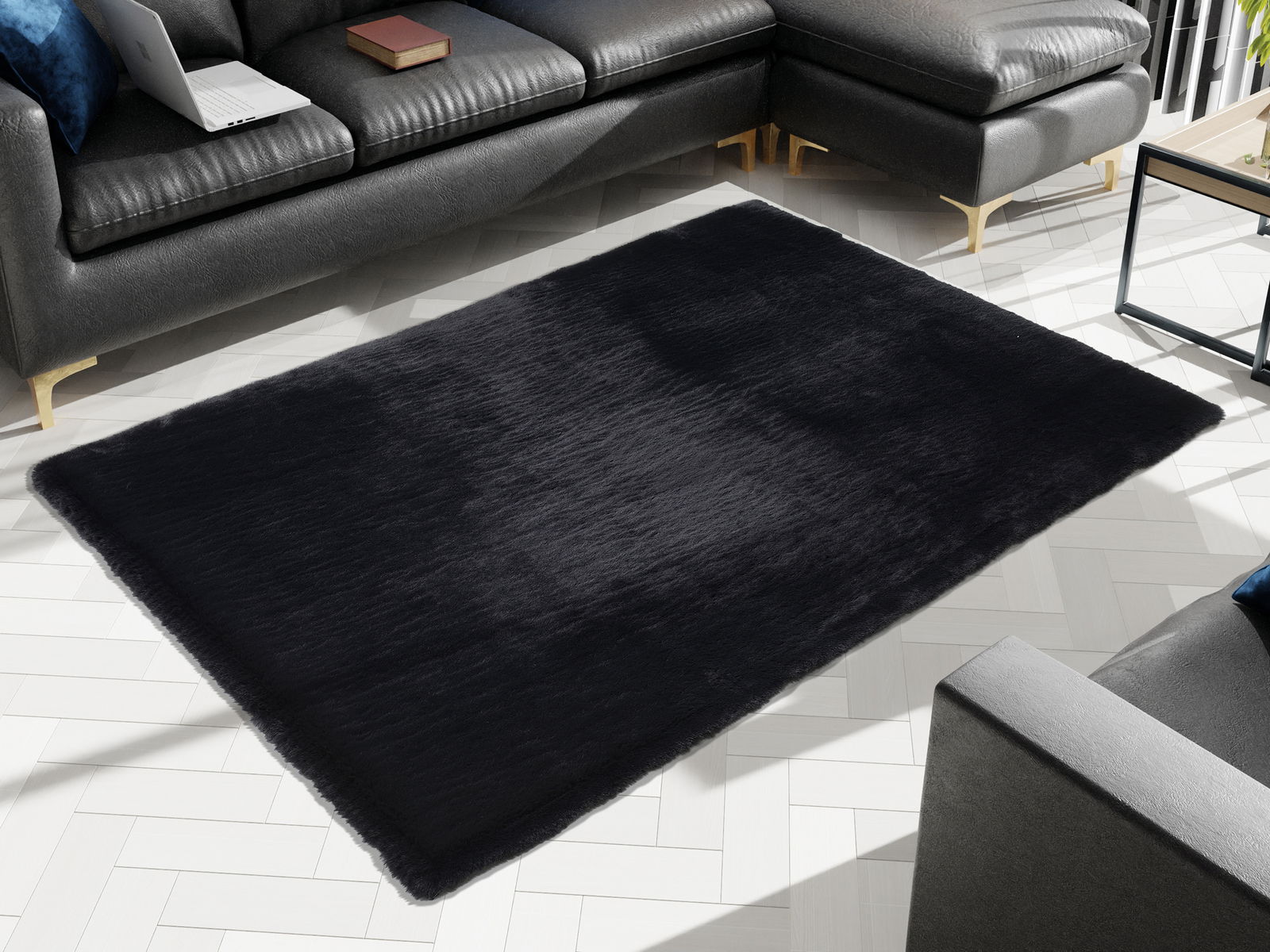 Schwarzer Fellteppich in einem modernen Wohnzimmer, von oben betrachtet, umgeben von einem dunklen Ledersofa.