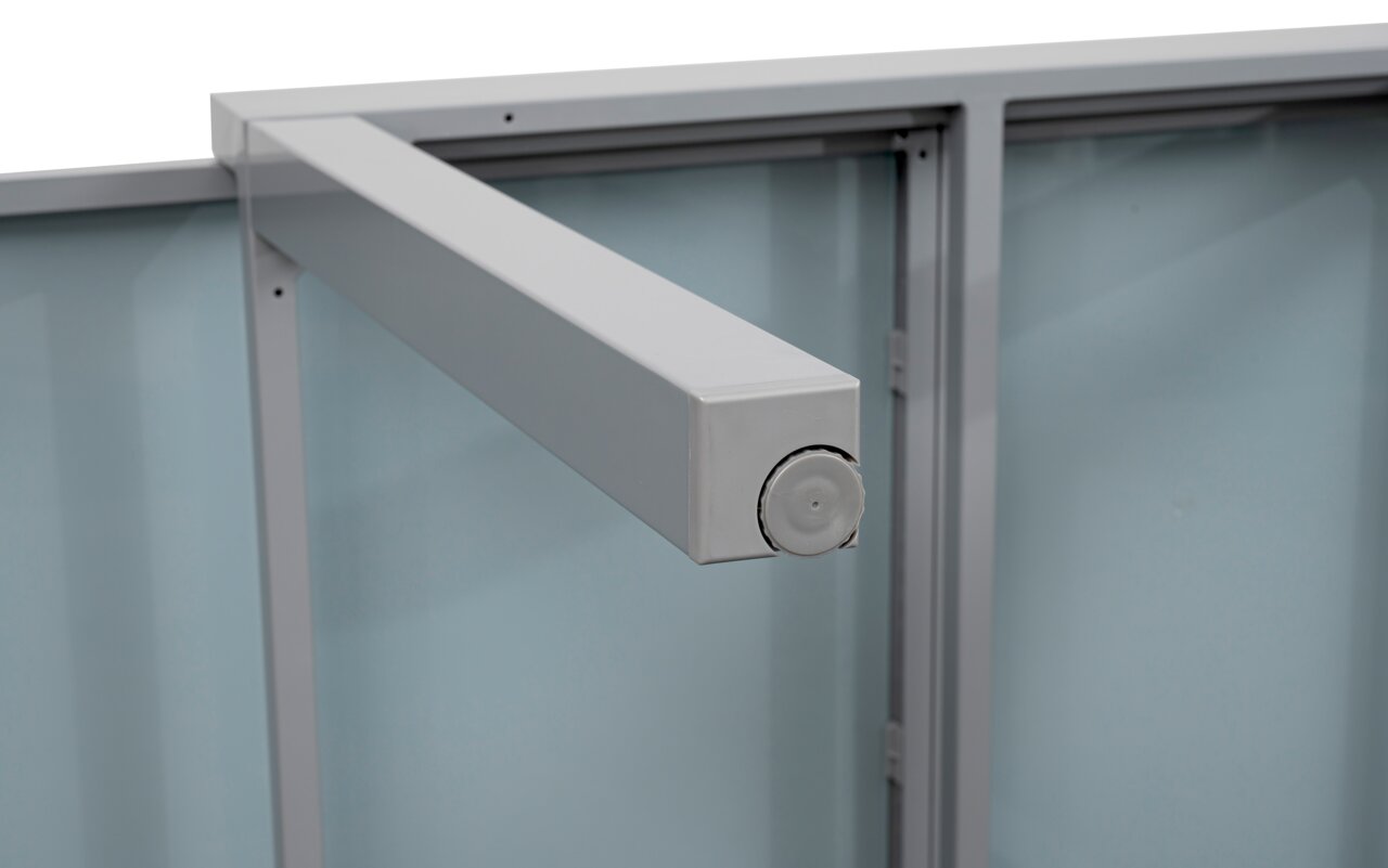 Nahaufnahme eines Gartentischgestells aus Metall mit einem ausziehbaren Arm, seitliche Perspektive.