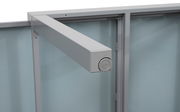 Nahaufnahme eines Gartentischgestells aus Metall mit einem ausziehbaren Arm, seitliche Perspektive.