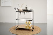 Schwarzer Barwagen/Servierwagen aus Metall mit Holzablagen und Glasboden, mit hängenden Weingläsern und Flaschen, auf Rollen – Frontansicht in leicht schräger Perspektive.