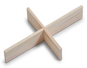 Holzkreuz aus zwei ineinandergesteckten Brettern, Ansicht von oben