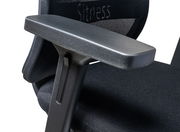 Nahaufnahme eines schwarzen Bürostuhls mit Armlehne, seitliche Perspektive