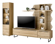 Moderne houten wandmeubel met tv-kast, plank en vitrinekast, gezien vanaf de voorkant