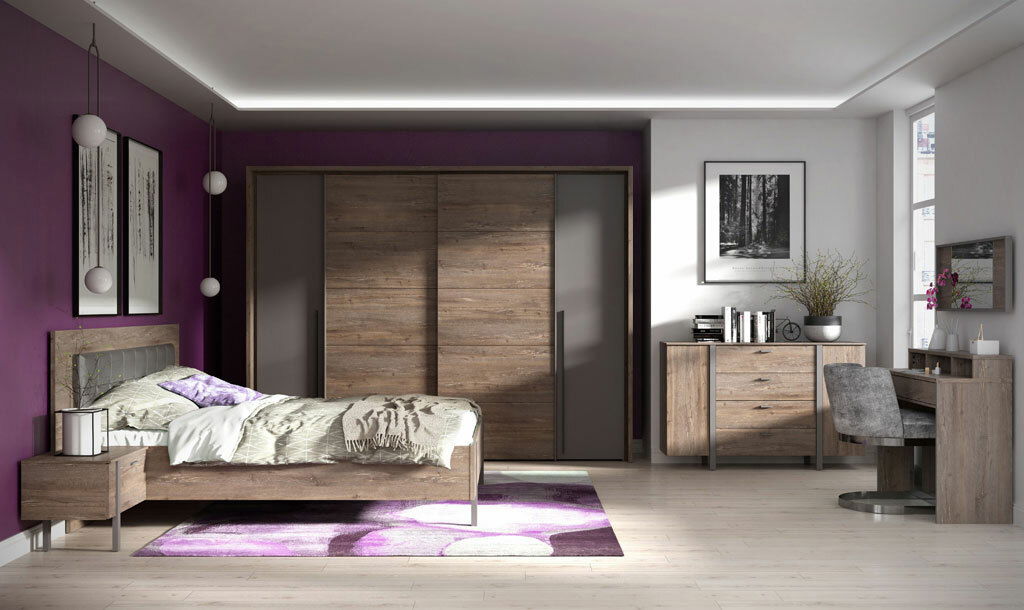 Schlafzimmeransicht mit modernem Holzbett, Dreh-Schwebetürenschrank, Kommode und Schminktisch in einem stilvollen Raum mit lila Akzentwand, aus der Perspektive von vorne.