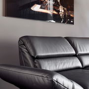 Schwarzes Ledersofa, 2-Sitzer, seitliche Perspektive, modernes Design