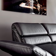 Schwarzes Ledersofa, 2-Sitzer, seitliche Perspektive, modernes Design