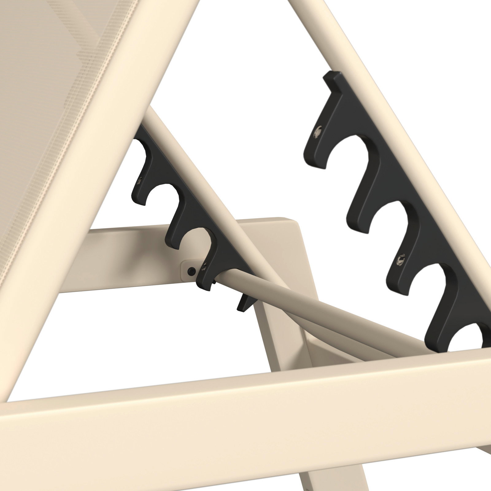 Nahaufnahme der Verstellmechanik einer Sonnenliege aus seitlicher Perspektive