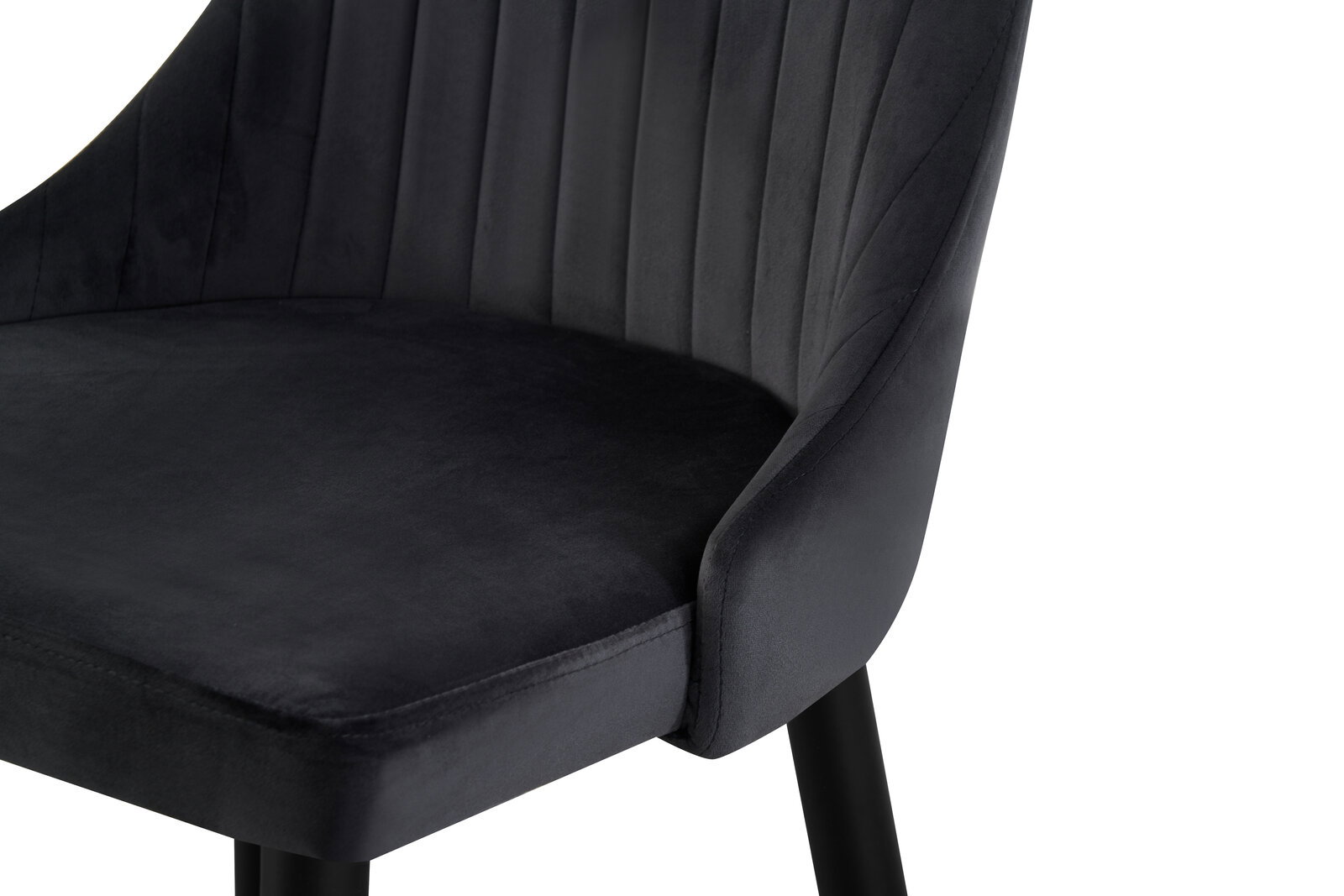 Nahaufnahme eines schwarzen, gepolsterten Polsterstuhls mit vertikaler Steppung an der Rückenlehne und Armlehne, schräg von vorne/rechts fotografiert