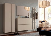Moderner Hänge-Garderobenschrank in Beige mit zwei Türen, seitliche Perspektive, in einem stilvoll eingerichteten Wohnzimmer.