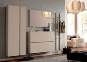 Moderner Hänge-Garderobenschrank in Beige mit zwei Türen, seitliche Perspektive, in einem stilvoll eingerichteten Wohnzimmer.