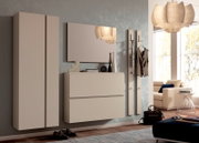 Moderne hangende garderobekast in beige met twee deuren, gezien vanaf de zijkant, in een stijlvol ingerichte woonkamer.