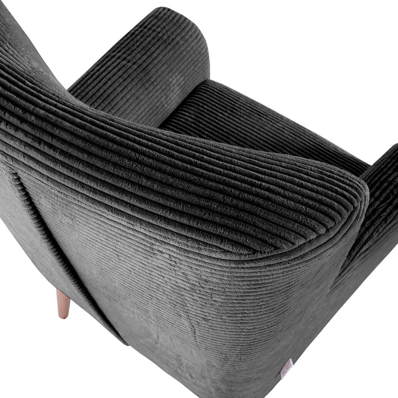 Grijze corduroy fauteuil met afgeronde rugleuning en armleuningen, schuin van bovenaf/van achteren gezien