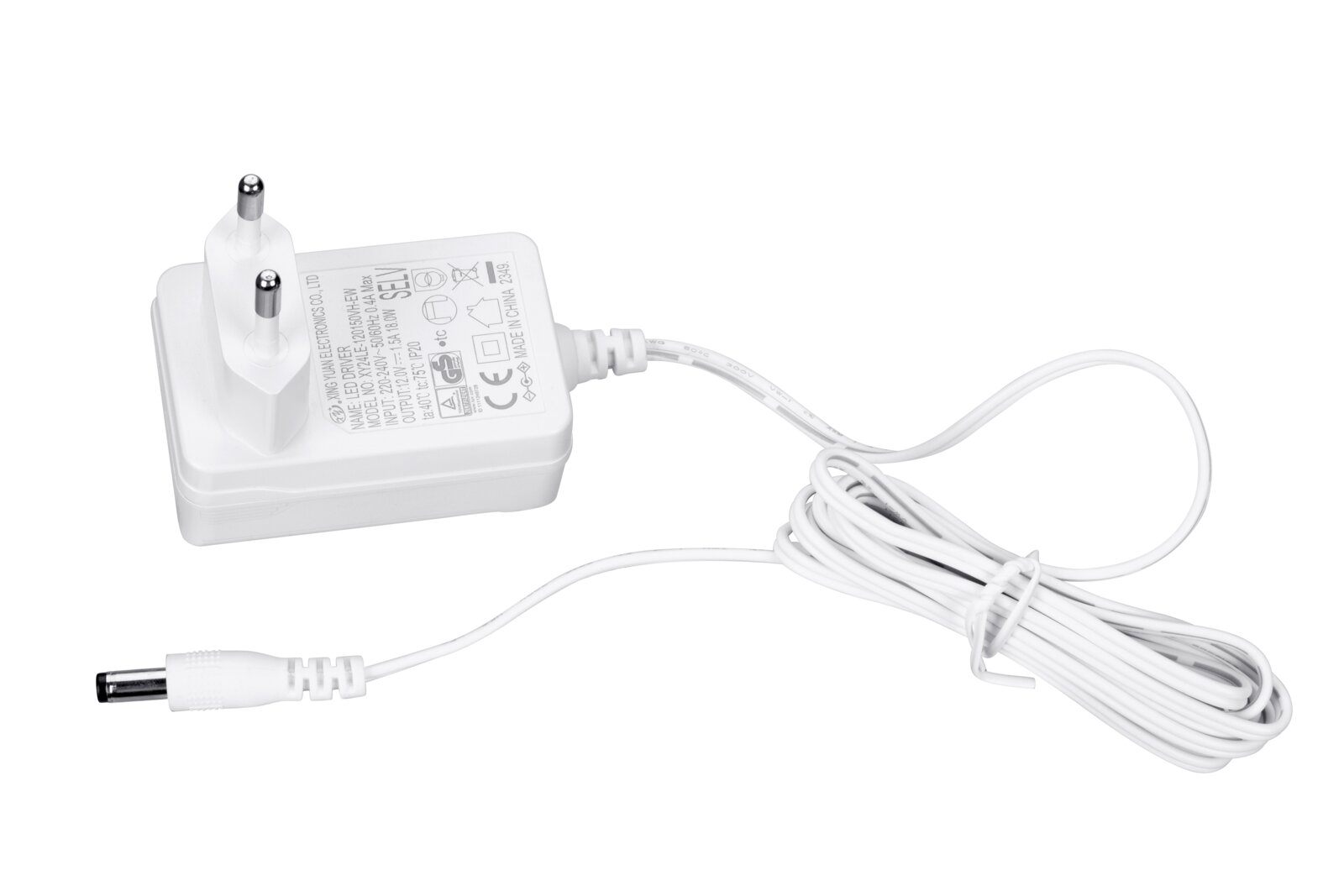 Weißes Steckernetzteil mit EU-Stecker und langem Kabel samt DC-Hohlstecker, seitliche Ansicht leicht von oben vor weißem Hintergrund