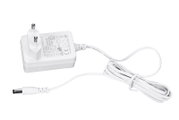 Weißes Steckernetzteil mit EU-Stecker und langem Kabel samt DC-Hohlstecker, seitliche Ansicht leicht von oben vor weißem Hintergrund