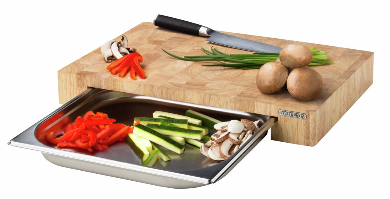 Continenta Schneidebrett Stirnholz Schneidebrett aus Stirnholz mit Edelstahl-Schublade, darauf geschnittenes Gemüse und ein Messer, seitliche Perspektive