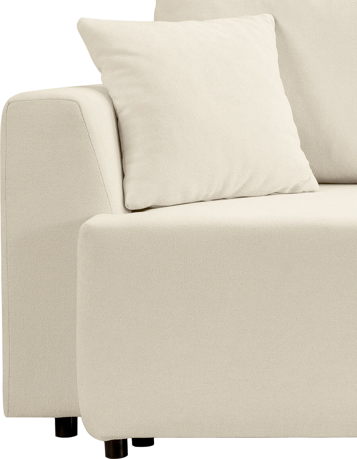 Beiges Polstersofa mit Armlehne und Zierkissen, Detailansicht aus seitlicher Frontperspektive