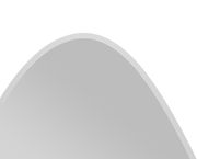 Nahaufnahme eines Facettenspiegels mit abgerundeter Kante, perspektivisch von oben betrachtet.