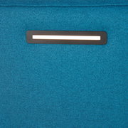 Nahaufnahme eines blauen Boxbetts mit integrierter LED-Leuchte im Kopfteil.