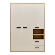 Frontansicht eines modernen Kleiderschranks mit drei Türen, zwei offenen Regalfächern und zwei Schubladen, in Weiß mit Holzrahmen.