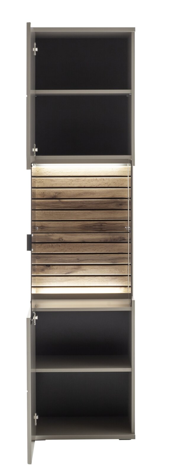 Hoher Schrank mit grauem Korpus, offenen Fächern und mittigem Holzlamellen-Element, frontale Ansicht mit leicht geöffneter Tür