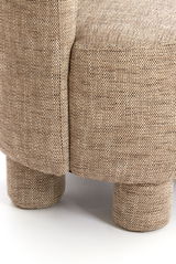 Nahaufnahme eines Sessels mit beigem Stoffbezug und runden Beinen, seitliche Perspektive