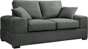 Dunkelgraues 2-Sitzer-Stoffsofa mit breiten Armlehnen, zwei Sitz- und zwei Rückenkissen sowie zwei Zierkissen, freigestellt auf weißem Hintergrund, Ansicht schräg von vorne links