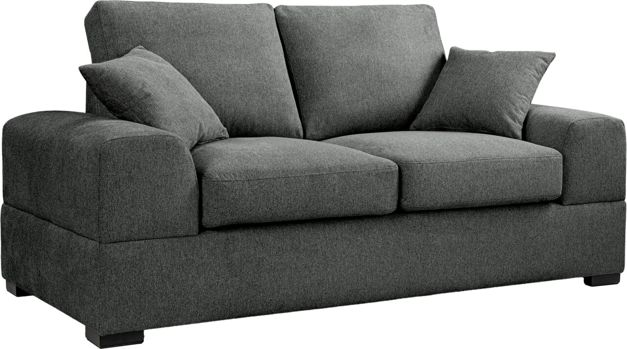 Dunkelgraues 2-Sitzer-Stoffsofa mit breiten Armlehnen, zwei Sitz- und zwei Rückenkissen sowie zwei Zierkissen, freigestellt auf weißem Hintergrund, Ansicht schräg von vorne links