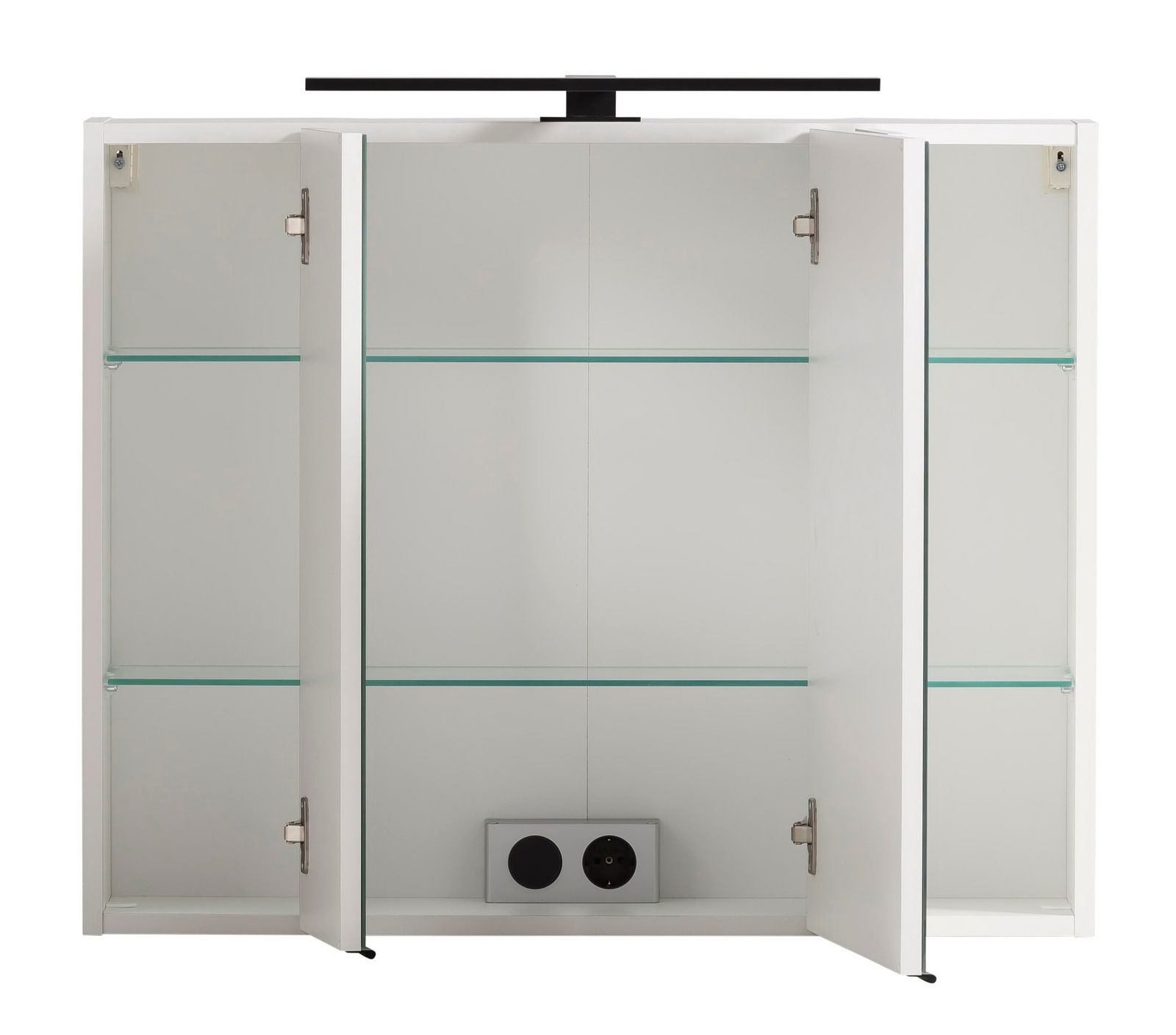 Geöffneter Spiegelschrank mit drei Türen, Glasregalen und integrierter Steckdose, Frontalansicht