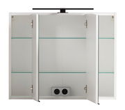 Geöffneter Spiegelschrank mit drei Türen, Glasregalen und integrierter Steckdose, Frontalansicht