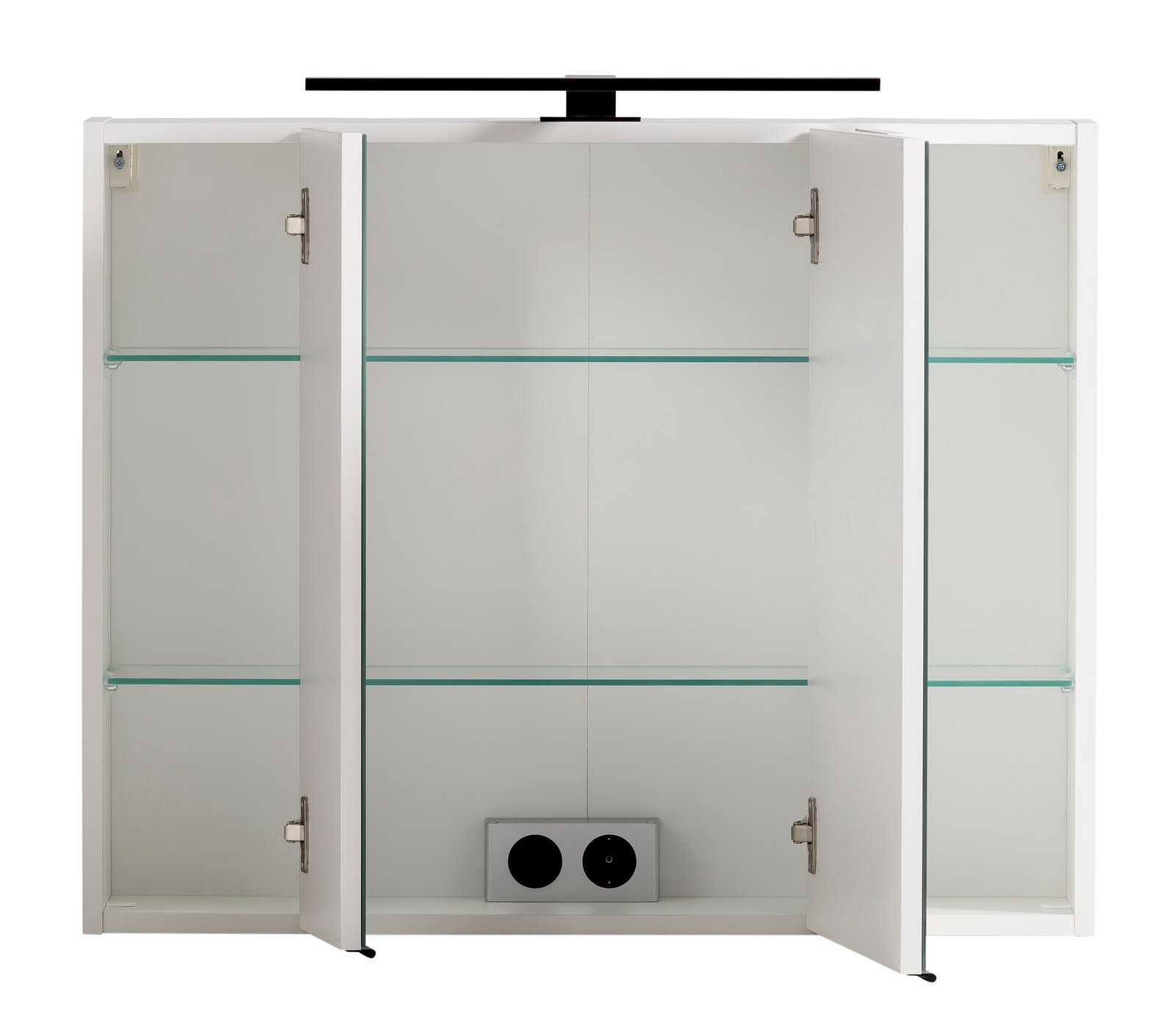 Geöffneter Spiegelschrank mit drei Türen, Glasregalen und integrierter Steckdose, Frontalansicht