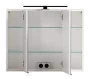 Geöffneter Spiegelschrank mit drei Türen, Glasregalen und integrierter Steckdose, Frontalansicht