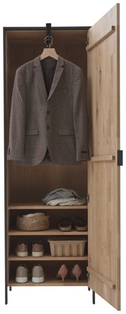 Garderobenschrank mit Spiegel, geöffnete Tür, zeigt Innenraum mit hängendem Sakko, Regalböden mit Schuhen und Körben, aus Holz, Frontalansicht