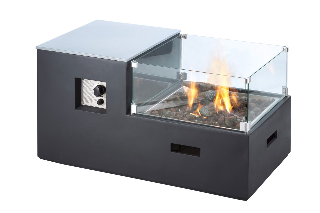 Moderner Gaskamin für Loungen mit Glasumrandung und sichtbarer Flamme, seitliche Ansicht.