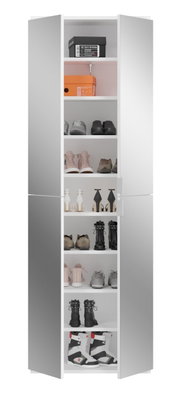 Hoher, schmaler Garderobenschrank mit mehreren Regalböden, gefüllt mit verschiedenen Schuhen und Schuhkartons, aus frontaler Perspektive.
