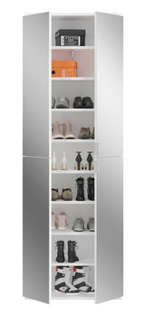 Hoher, schmaler Garderobenschrank mit mehreren Regalböden, gefüllt mit verschiedenen Schuhen und Schuhkartons, aus frontaler Perspektive.