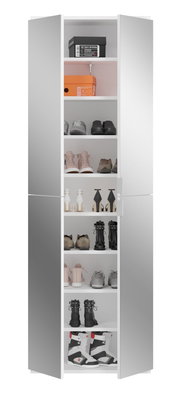 Hoher, schmaler Garderobenschrank mit mehreren Regalböden, gefüllt mit verschiedenen Schuhen und Schuhkartons, aus frontaler Perspektive.