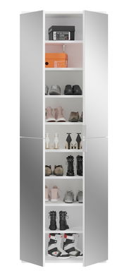 Hoher, schmaler Garderobenschrank mit mehreren Regalböden, gefüllt mit verschiedenen Schuhen und Schuhkartons, aus frontaler Perspektive.