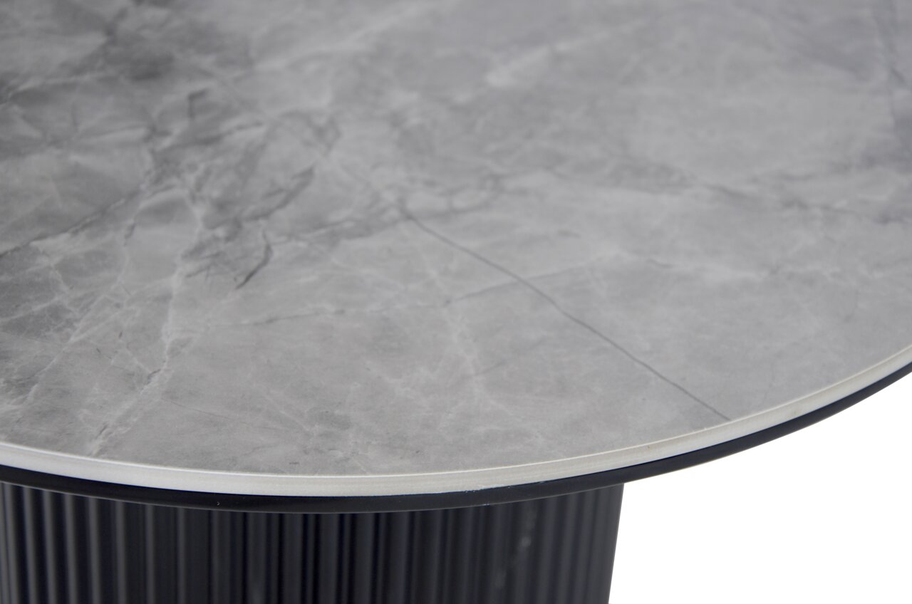 Nahaufnahme eines Beistelltisches mit grauer Marmoroptik-Oberfläche und schwarzem, geripptem Untergestell, von oben betrachtet.