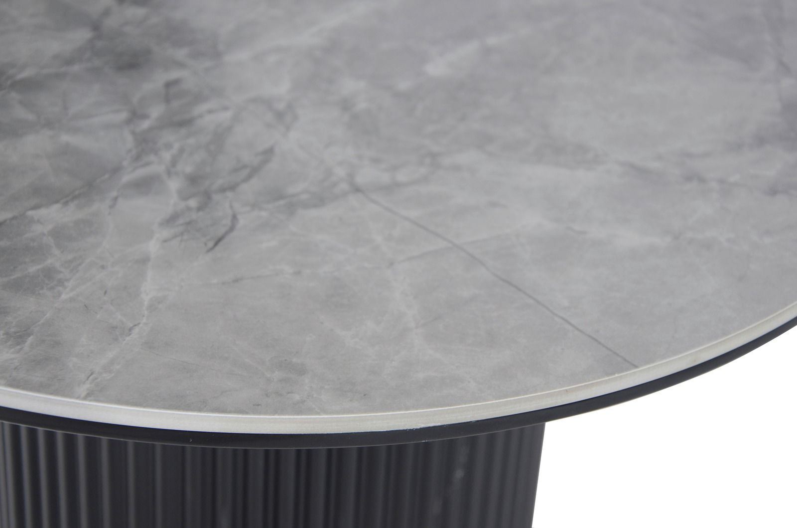 Nahaufnahme eines Beistelltisches mit grauer Marmoroptik-Oberfläche und schwarzem, geripptem Untergestell, von oben betrachtet.