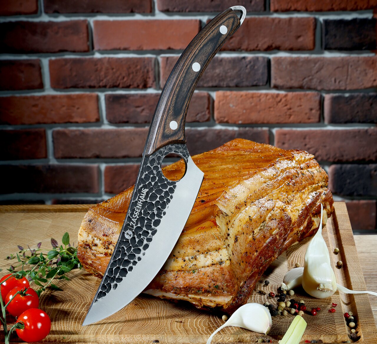 Kochmesser RANGER 15 cm mit gehämmertem Klingenmuster und Holzgriff, seitliche Perspektive, auf einem Holzbrett mit Fleisch, Tomaten und Knoblauch.