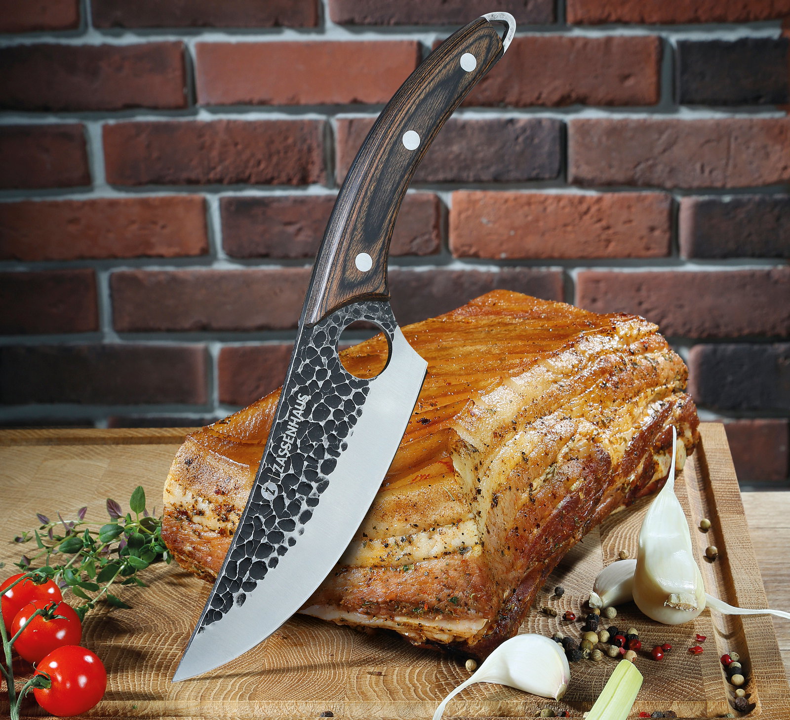 Kochmesser RANGER 15 cm mit gehämmertem Klingenmuster und Holzgriff, seitliche Perspektive, auf einem Holzbrett mit Fleisch, Tomaten und Knoblauch.