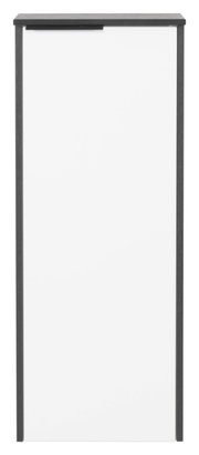 Vooraanzicht van een modern hoogkastje met witte deur en donker frame.