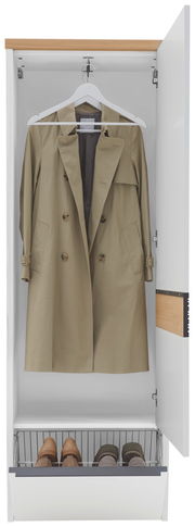 Hängender Garderobenschrank mit geöffneter Tür, zeigt einen beigen Mantel auf einem Kleiderbügel und darunter ein Schuhregal mit Schuhen, Frontalansicht.