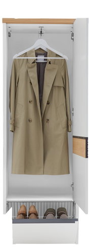 Hängender Garderobenschrank mit geöffneter Tür, zeigt einen beigen Mantel auf einem Kleiderbügel und darunter ein Schuhregal mit Schuhen, Frontalansicht.