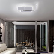 Moderne Deckenleuchte mit geometrischem Design, von unten betrachtet in einem stilvollen Wohnzimmer.