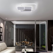 Moderne Deckenleuchte mit geometrischem Design, von unten betrachtet in einem stilvollen Wohnzimmer.