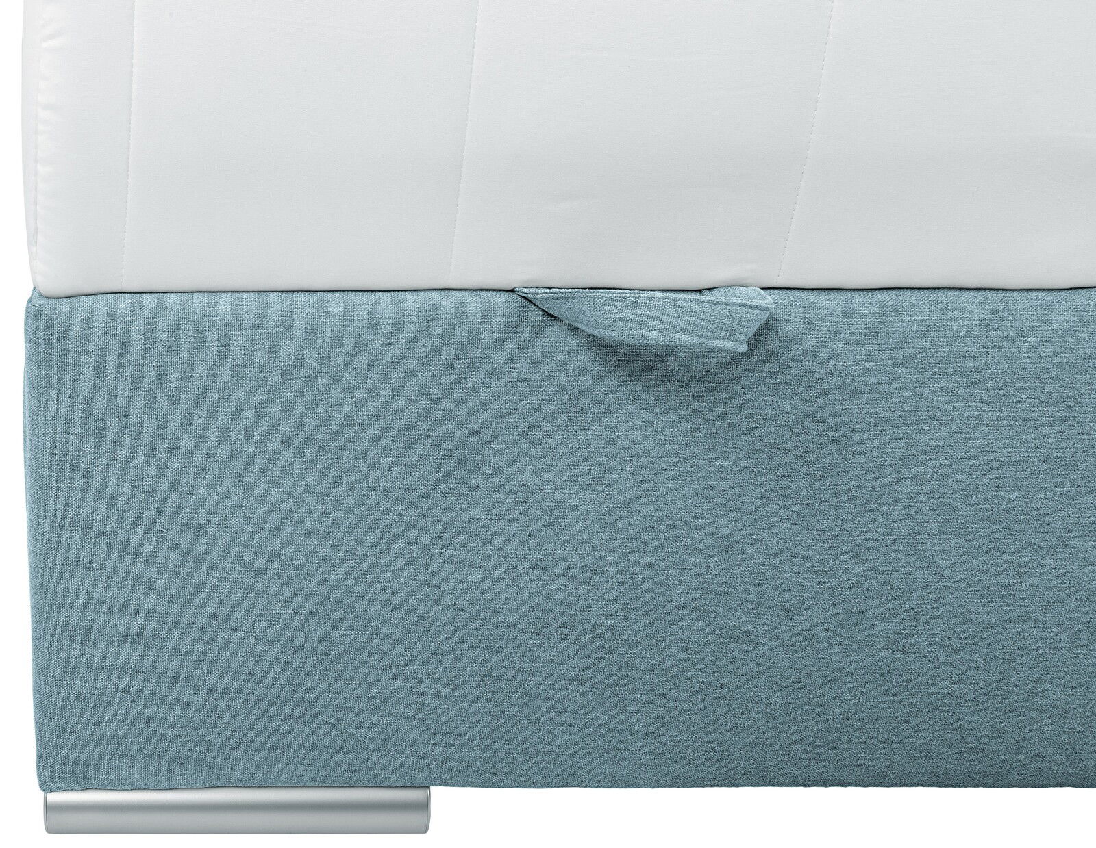 Nahaufnahme eines Boxspringbetts mit hellblauem Stoffbezug und weißer Matratze, seitliche Perspektive