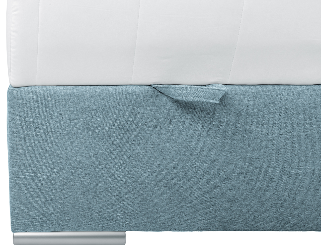 Nahaufnahme eines Boxspringbetts mit hellblauem Stoffbezug und weißer Matratze, seitliche Perspektive